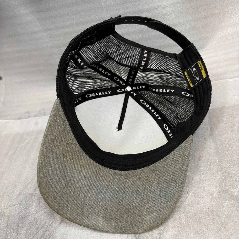 Oakley‎ Classic Mid Trucker Hat OSFA Gray Black Mesh Snapback Adjustable Logo